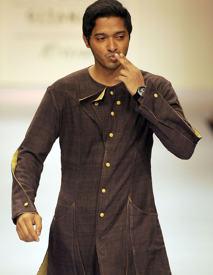 Actor Shreyas Talpade showcases a creation by designer Digvijay Singh on the third day of the Lakme Fashion Week (LFW) Spring/Summer 2010 in Mumbai on September 20, 2009. (Pics: AFP)