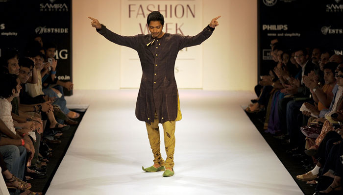 Shreyas Talpade showcases a creation by designer Digvijay Singh on the third day of the Lakme Fashion Week (LFW) Spring/Summer 2010 in Mumbai on September 20, 2009. (Pics: AFP)