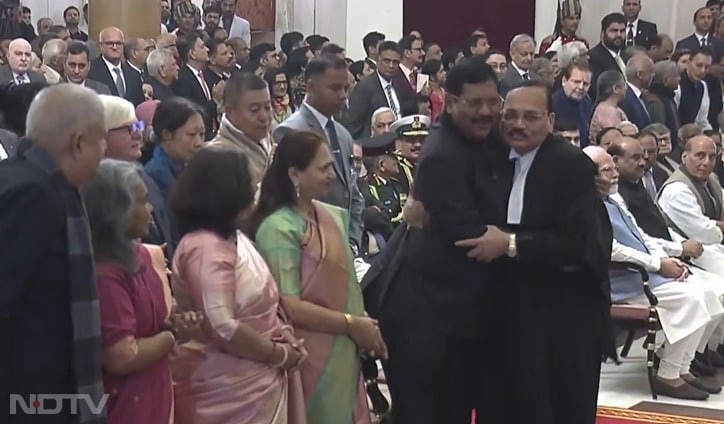 शपथ समारोह के दौरान नए सीजेआई पूर्व सीजेआई बीआर गवई के गले मिलते हुए. गवई के कार्यकाल के बाद ही जस्टिस सूर्यकांत ने सीजेआई पद संभाला