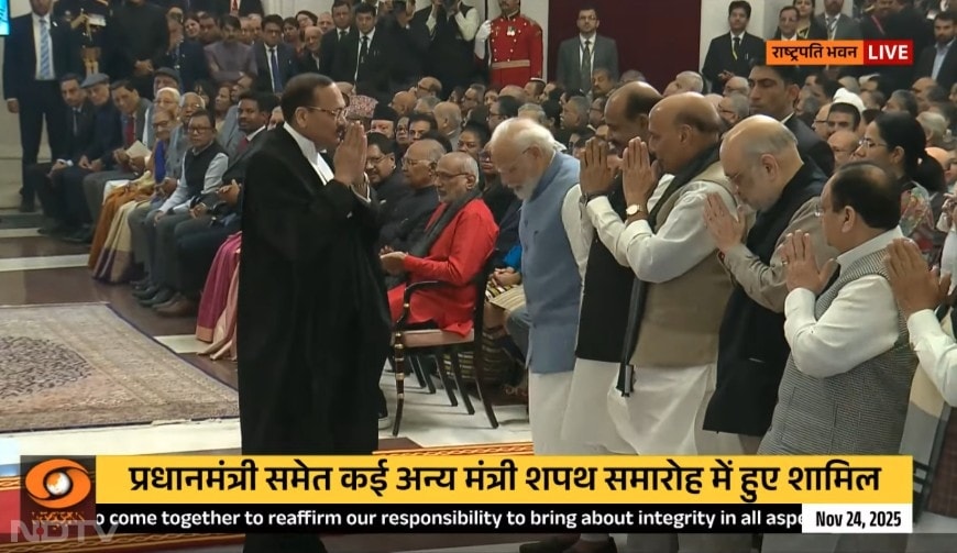 शपथ समारोह के दौरान देश के तमाम दिग्गज नेता सीजेआई सूर्यकांत का अभिवादन स्वीकार करते हुए. जिसमें पीएम मोदी, शाह, राजनाथ सिंह शामिल हैं.