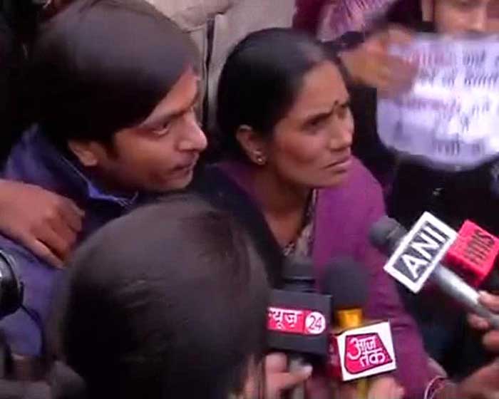 The protesters led by the Jyoti's parents have been detained by the police at India Gate, Hours After the youngest Delhi gang Rapist is set free.