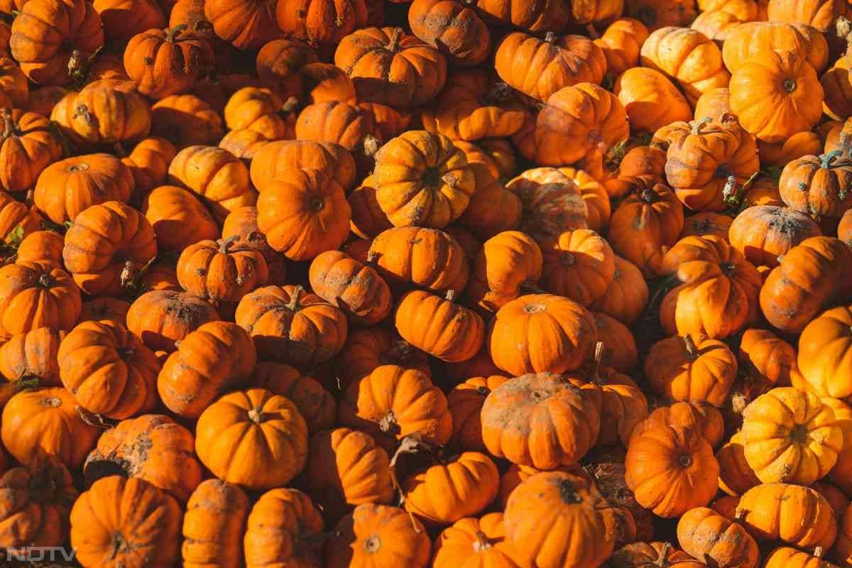 कद्दू वजन कम करने में सहायक होता है. इसमें एंटी-ओवेसिटी गुण पाया जाता है.