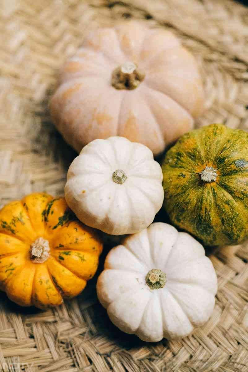 कद्दू में बीटा-कैरोटीन जैसे पोषक तत्व पाए जाते हैं, जो आंखों को हेल्दी रखने में मदद करते हैं.