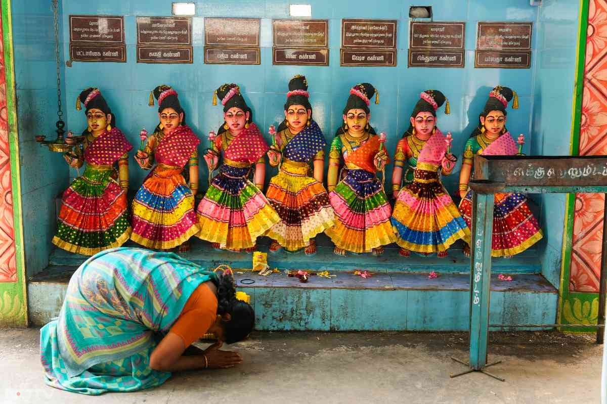 कमला के नाना गोपालन का जन्म इसी गांव में हुआ था. उन्होंने श्री धर्म संस्था मंदिर को करीब एक लाख रुपए का दान दिया था.