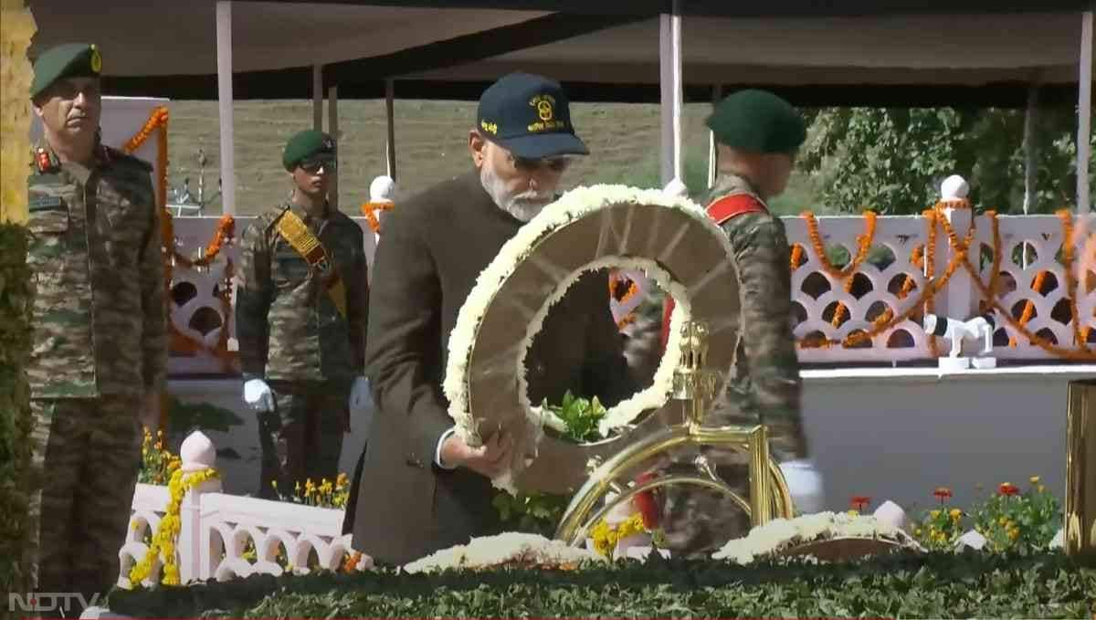 Kargil Vijay Diwas: द्रास पहुंचे प्रधानमंत्री नरेन्द्र मोदी, शहीदों को किया नमन