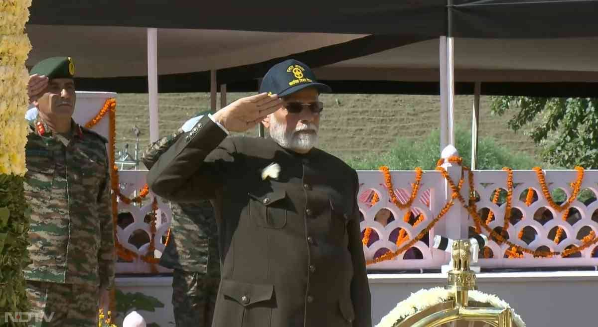 Kargil Vijay Diwas: द्रास पहुंचे प्रधानमंत्री नरेन्द्र मोदी, शहीदों को किया नमन