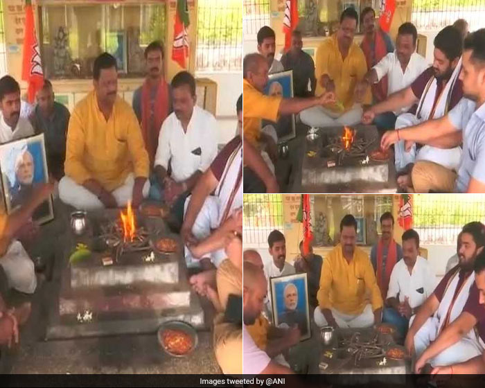 Visuals from Varanasi: BJP workers are seen performing a <i>havan</i> for party's victory in Karnataka assembly election 2018.