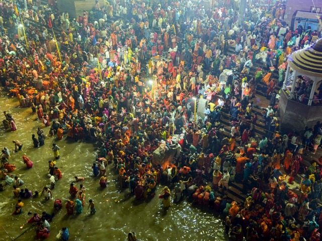 वाराणसी, बिहार और उत्तराखंड में कार्तिक पूर्णिमा पर श्रद्धालुओं ने लगाई डुबकी