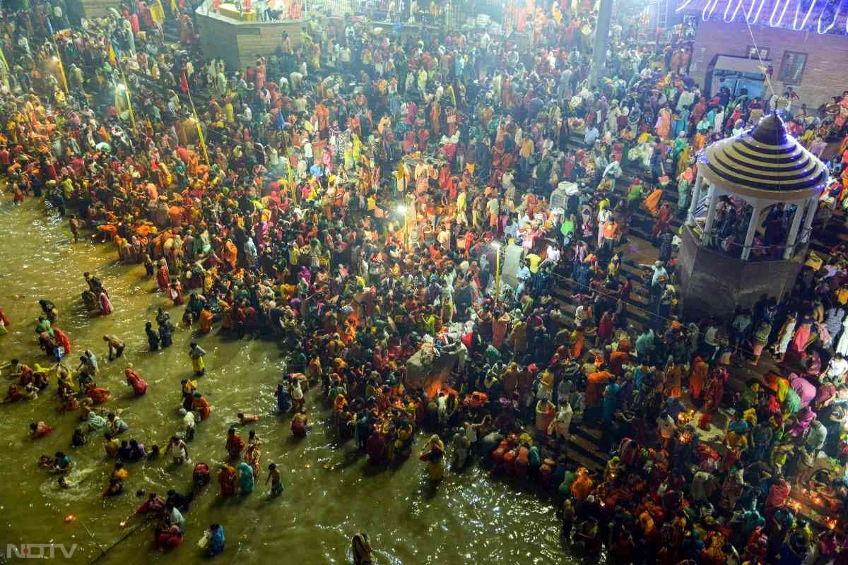 इसी दिन देव दिवाली मनाई जाती है, सिखों के प्रथम गुरु गुरुनानक सिंह की जयंती मनाई जाती है.