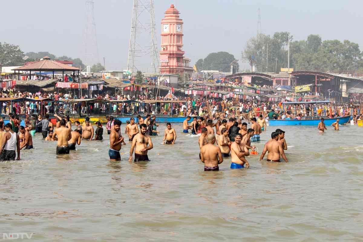 हिंदू धर्म में देव दीपावली का विशेष महत्व होता है. दीपावली के बाद कार्तिक मास की पूर्णिमा तिथि पर देव दिवाली मनाई जाती है.