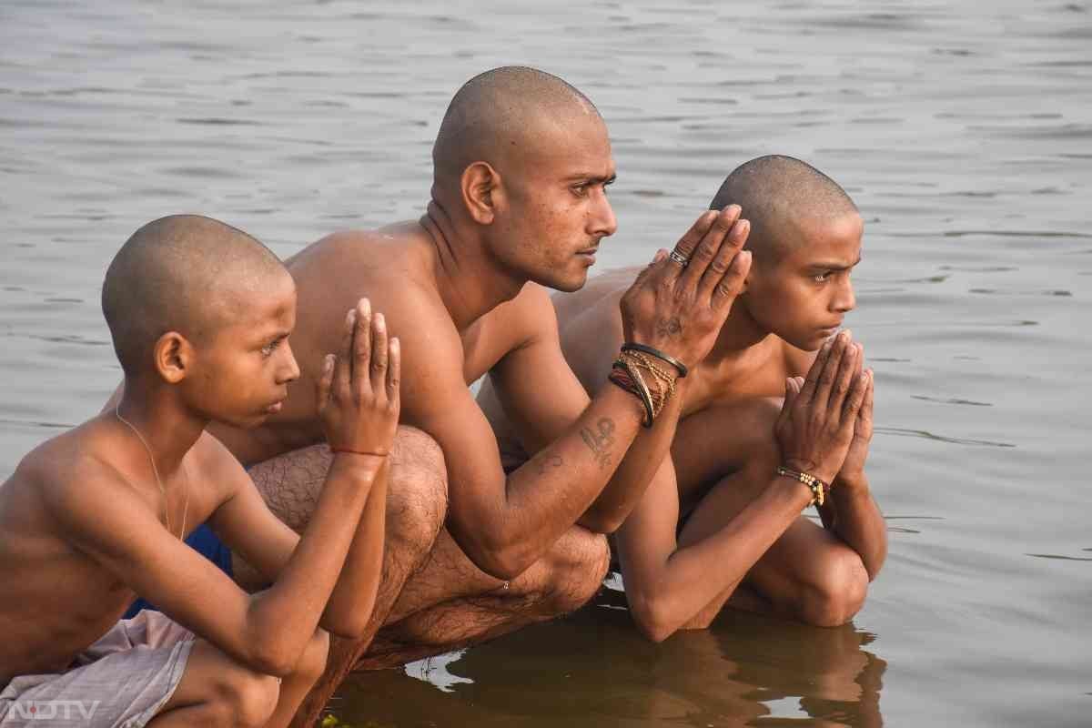 कहा जाता है कि इसी दिन भगवान शिव ने देवताओं को त्रिपुरासुर नाम के राक्षस के आतंक से मुक्ति दिलाई थी जिसकी खुशी में बैकुंठ लोक में देवताओं ने दीप जलाकर खुशियां मनाई थीं.