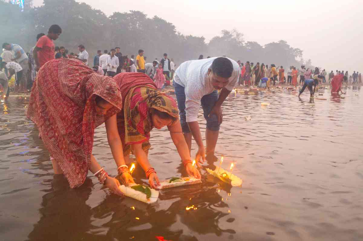 ओडिशा के भुवनेश्‍वर में कार्तिक पूर्णिमा पर बोइता बंदना मनाया गया. यहां पर श्रद्धालुओं ने दया नदी में पूजा-अर्चना की.