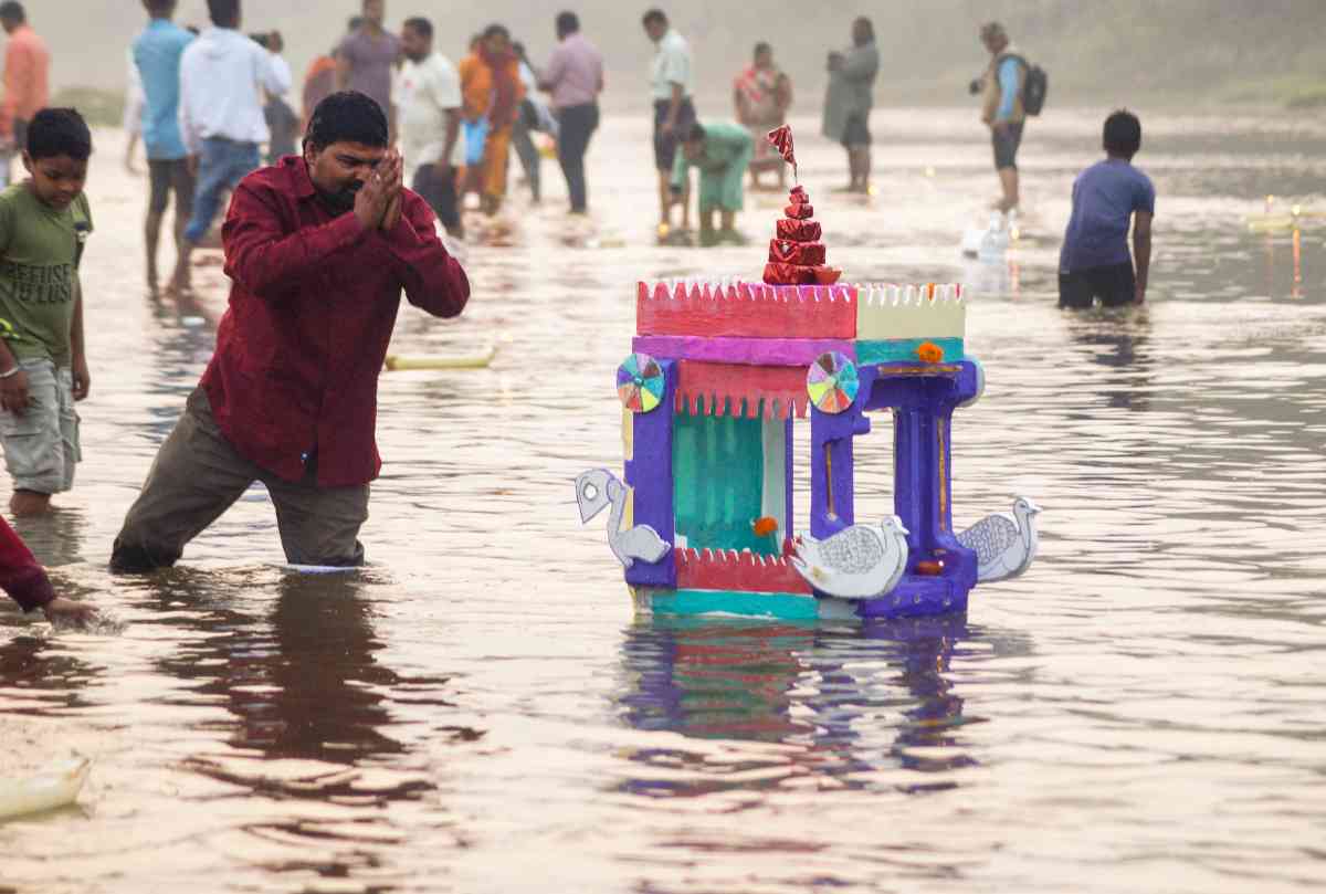 'बोइता बंदना' (नावों की पूजा) ओडिशा का एक पारंपरिक त्योहार है, जिसमें लोग सजावट करते हैं और अपने पूर्वजों की याद में छोटी नावें नदी में तैराते हैं.