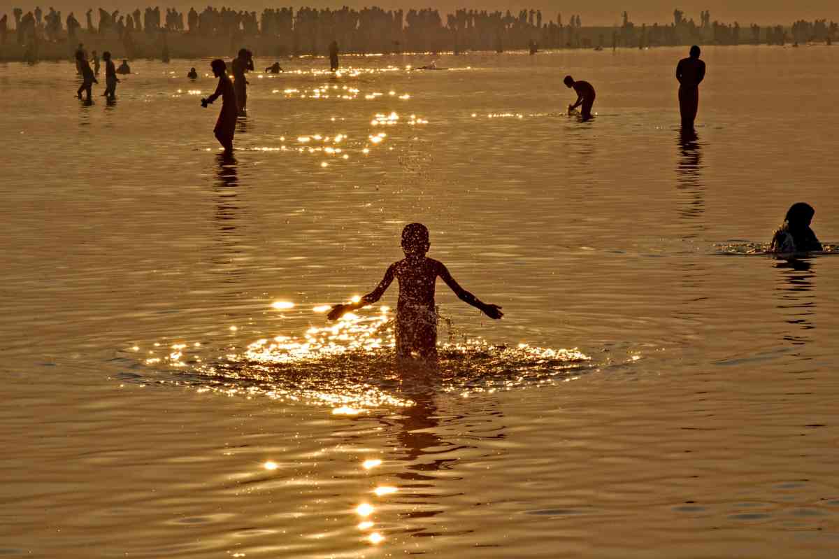 पश्चिम बंगाल के बीरभूम जिले में भी कार्तिक पूर्णिमा के अवसर पर श्रद्धालुओं ने अजॉय नदी में पवित्र डुबकी लगाई.