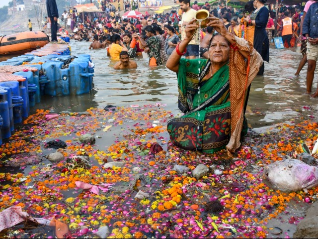 कार्तिक पूर्णिमा पर पवित्र नदियों में आस्था की डुबकी लगा रहे श्रद्धालु, देखें तस्‍वीरें