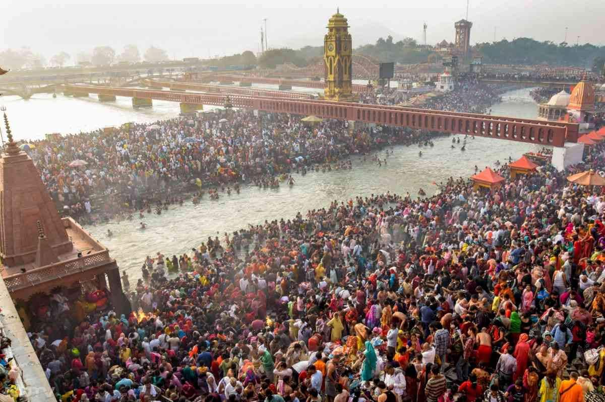 हरिद्वार के गंगा घाट पर मौजूद पंडित जी ने बताया कि कार्तिक पूर्णिमा को सबसे बड़ी पूर्णिमा माना जाता है. भक्त गंगा जी में स्नान कर दीपदान कर रहे हैं, 365 बत्तियों का दान कर रहे हैं, जिसे पूरे साल के रूप में देखा जाता है. आज के दिन मात्र गंगा जी के दर्शन से पापों से मुक्ति मिलती है.