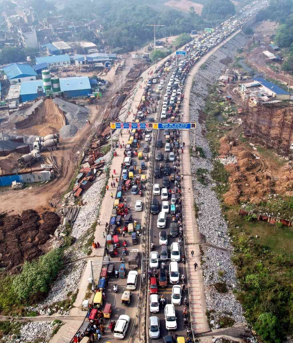 कार्तिक पूर्णिमा के दिन पटना में हाईवे पर कई किलोमीटर लंबा जाम नजर आ रहा है. गाडि़यों की लंबी कतार नजर आ रही है.