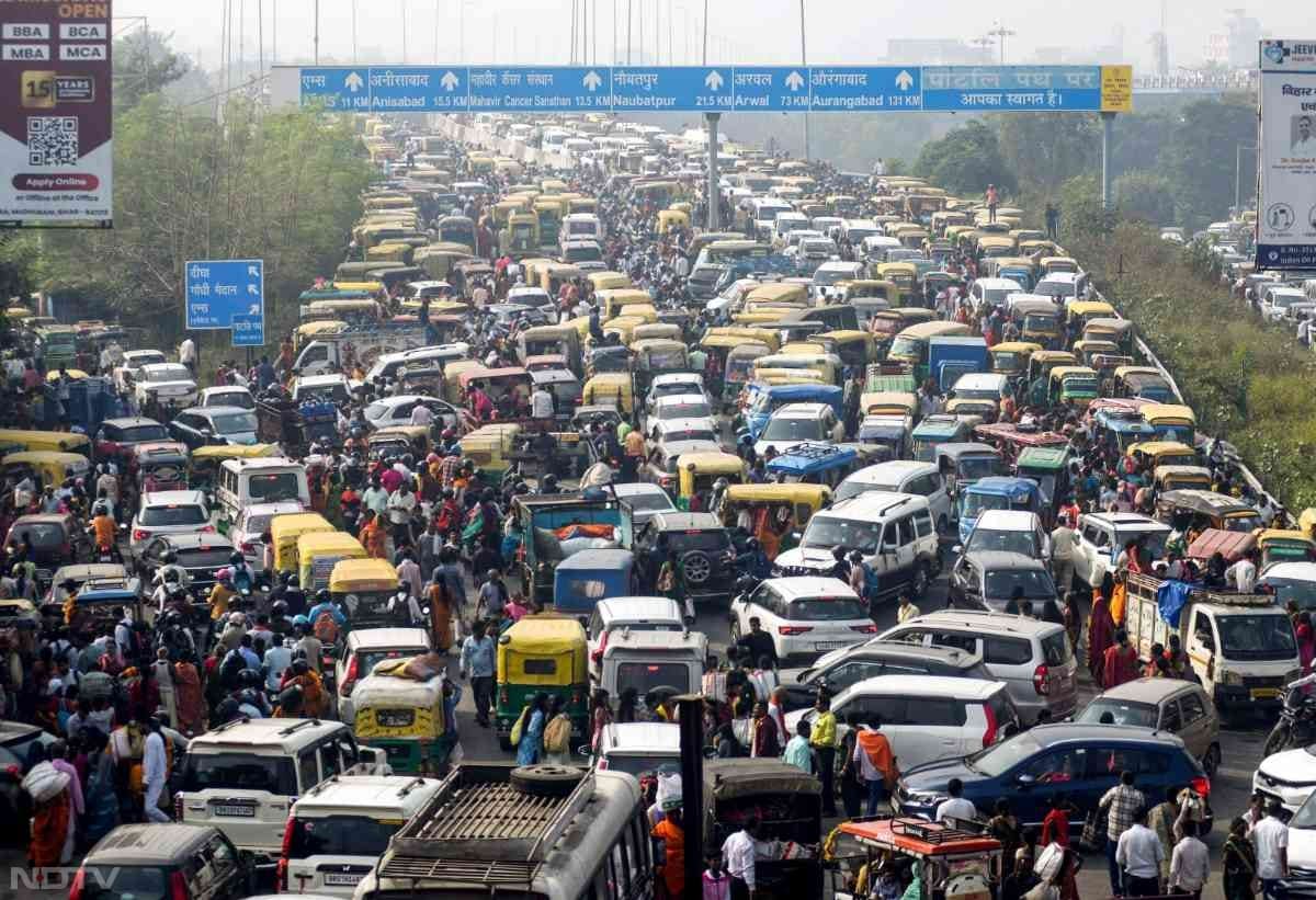 पटना के हाईवे पर लगा जाम कार्तिक पूर्णिमा के दिन निकले हजारों लोगों के कारण लगा, ऐसा माना जा रहा है.