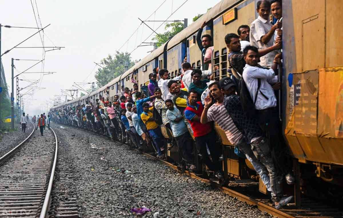 कार्तिक पूर्णिमा के दिन ट्रेनों में भी काफी भीड़ नजर आ रही है. लोग ट्रेन के गेट पर लटककर सफर करने को मजबूर हैं.