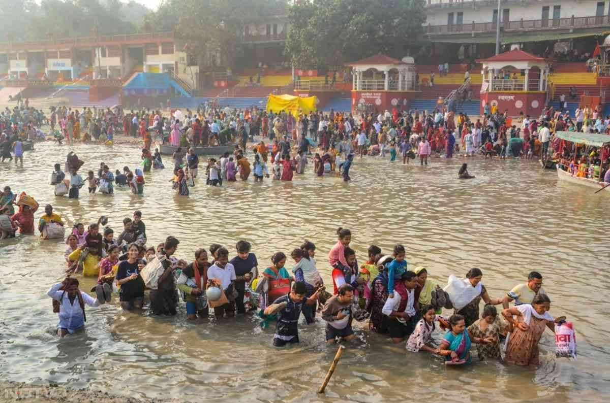प्रयागराज में स्नान करने पहुंचे श्रद्धालु ने बताया कि यह एक अद्भुत उत्सव है और इसकी व्यवस्था भी बहुत अच्छी है. सब कुछ बहुत अच्छे से व्यवस्थित है.