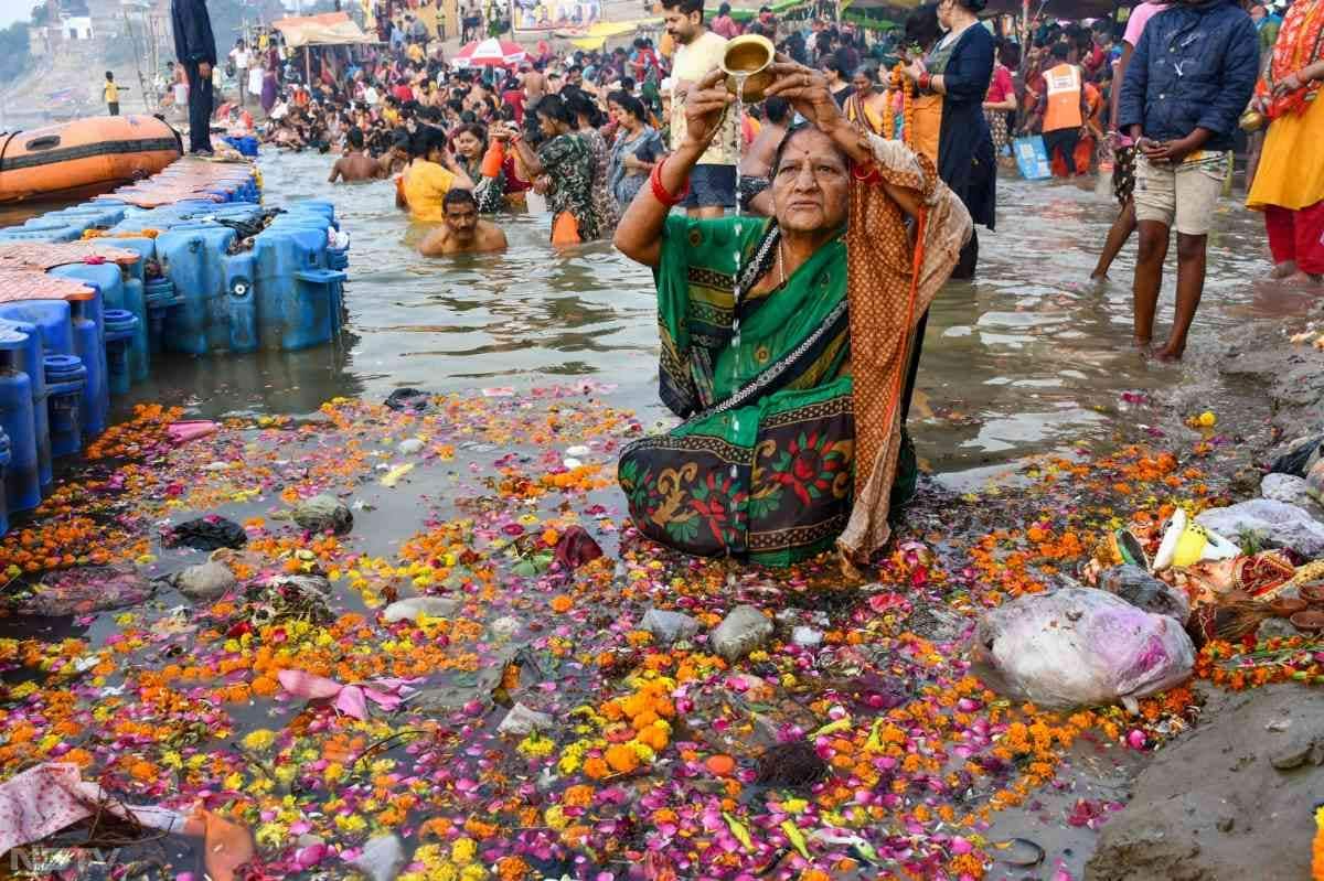 कार्तिक माह के शुक्ल पक्ष की पूर्णिमा तिथि को देव दीपावली मनाई जाती है. मान्यता है कि इस दिन देवता खुद धरती पर आकर गंगा स्नान करके दीपकों को जलाकर देव दीपावली मनाते हैं.