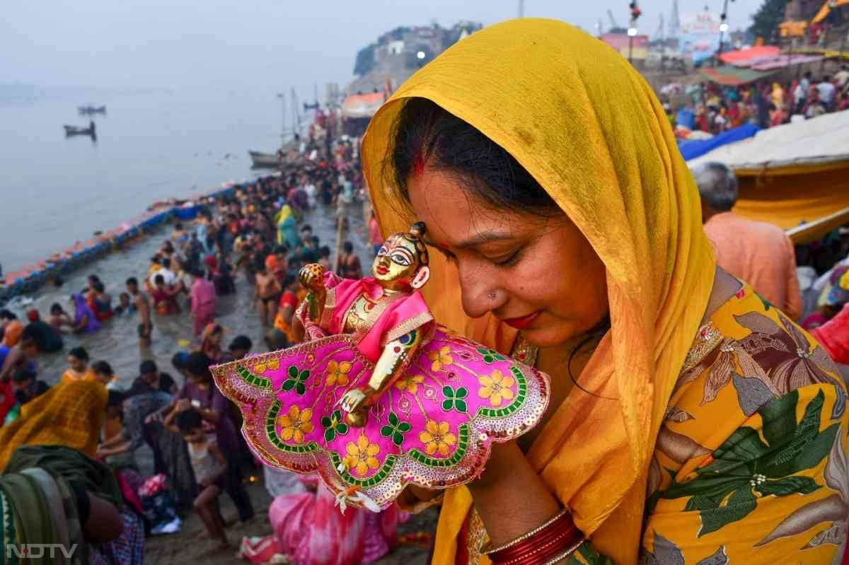माना जाता है कि कार्तिक का पूरा महीना ही भगवान विष्णु को समर्पित होता है और इस महीने किया गया स्नान और दान सौ गुना ज्यादा फलदायी होता है.