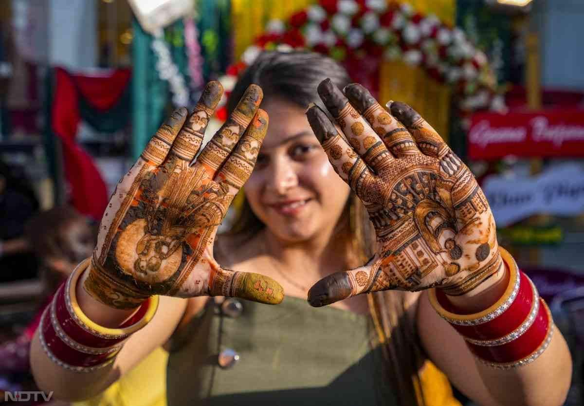 करवा चौथ के अवसर पर महिलाओं ने मेंहदी लगाकर के सोलह श्रृंगार किया.