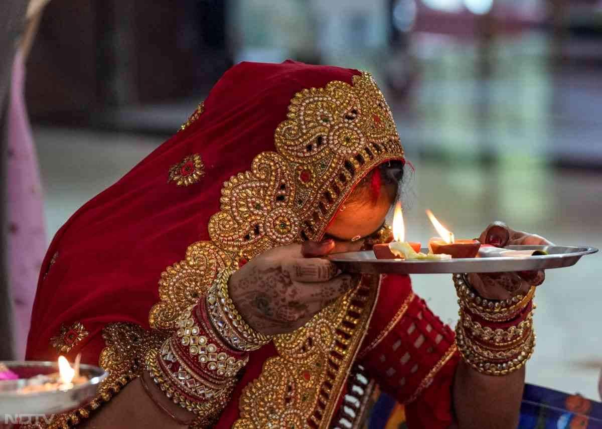 देश भर में प्रेम, आस्था और परंपरा से जुड़ा यह पर्व हर साल की तरह इस बार भी उत्साह और श्रद्धा के साथ मनाया गया.