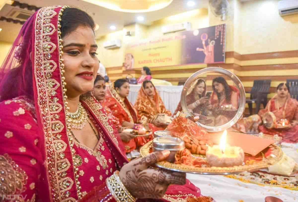 पटना में भी महिलाओं ने पति की दीर्घायु की कामना की और करवा चौथ सेलिब्रेट किया.