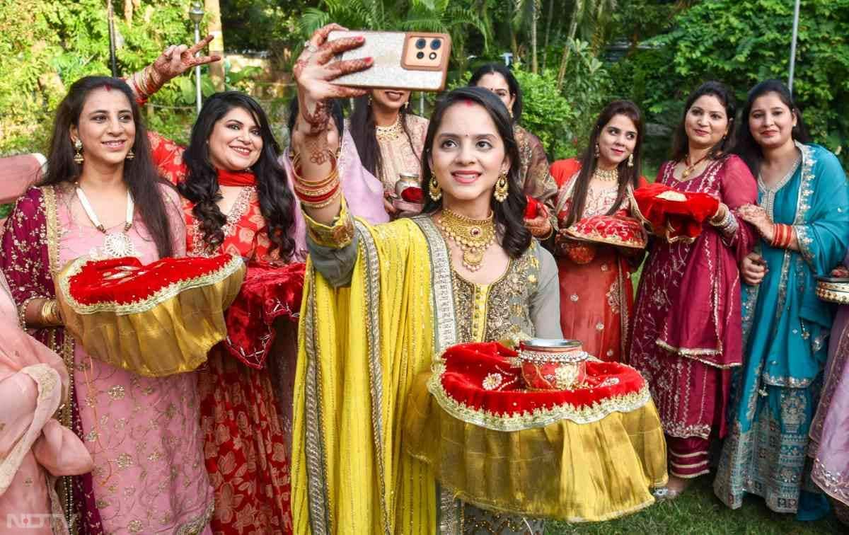 अमृतसर की महिलाओं में भी करवा चौथ का उत्‍साह देखते ही बनता था.