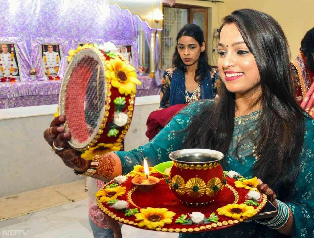लखनऊ में भी करवा चौथ के अवसर पर महिलाओं ने विशेष पूजा की.