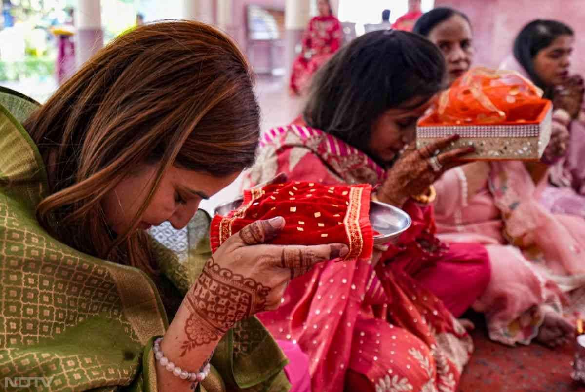 अमृतसर में करवा चौथ पर महिलाओं ने सोलह श्रृंगार किया और विशेष पूजा की.