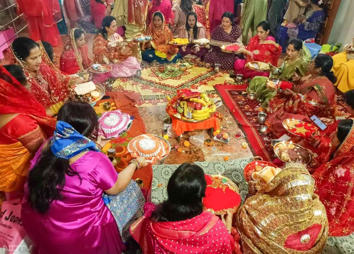 बस्‍तर में भी महिलाओं ने पति की लंबी उम्र के लिए व्रत रखा और पूजा अर्चना की.