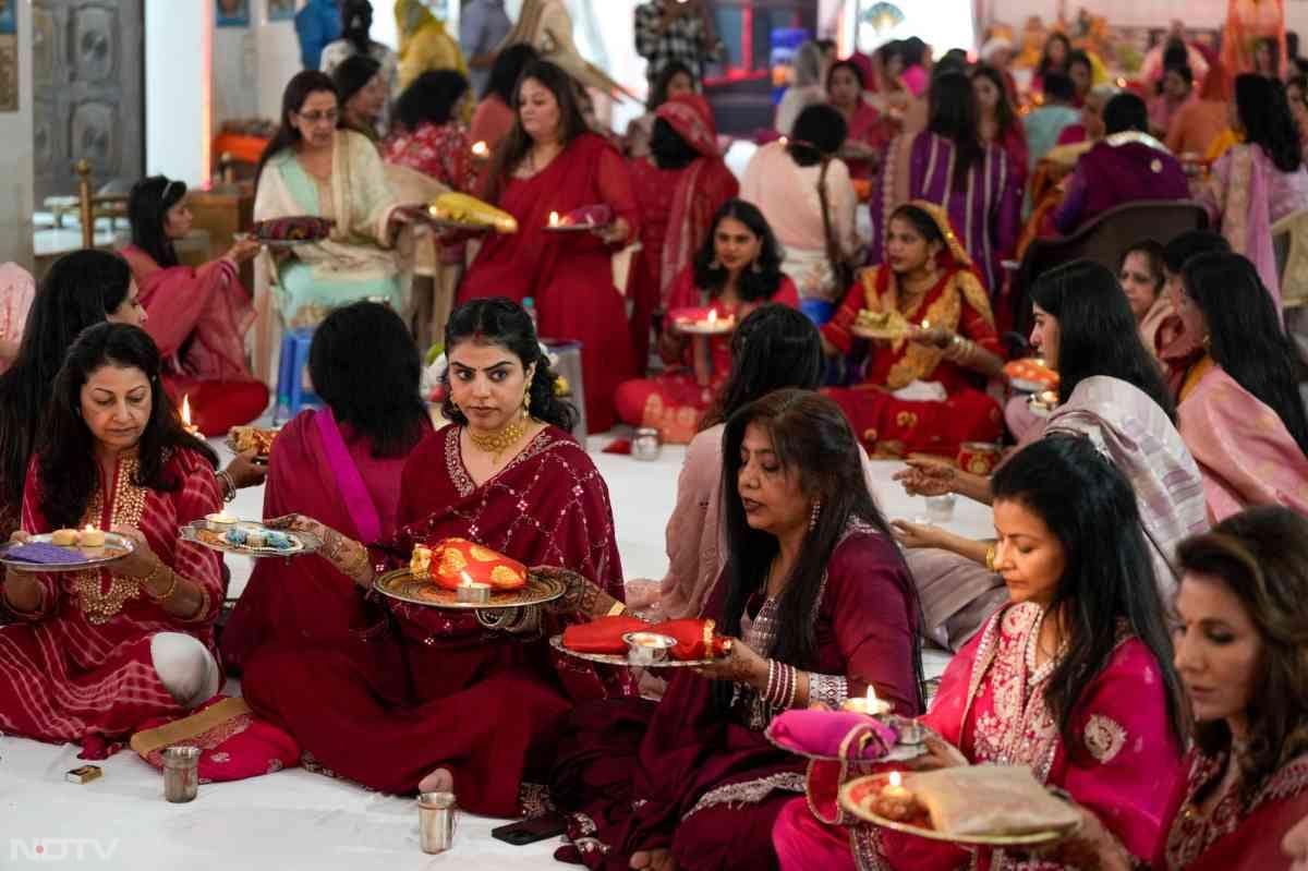 नई दिल्‍ली में भी करवा चौथ का उत्‍साह महिलाओं में नजर आया.