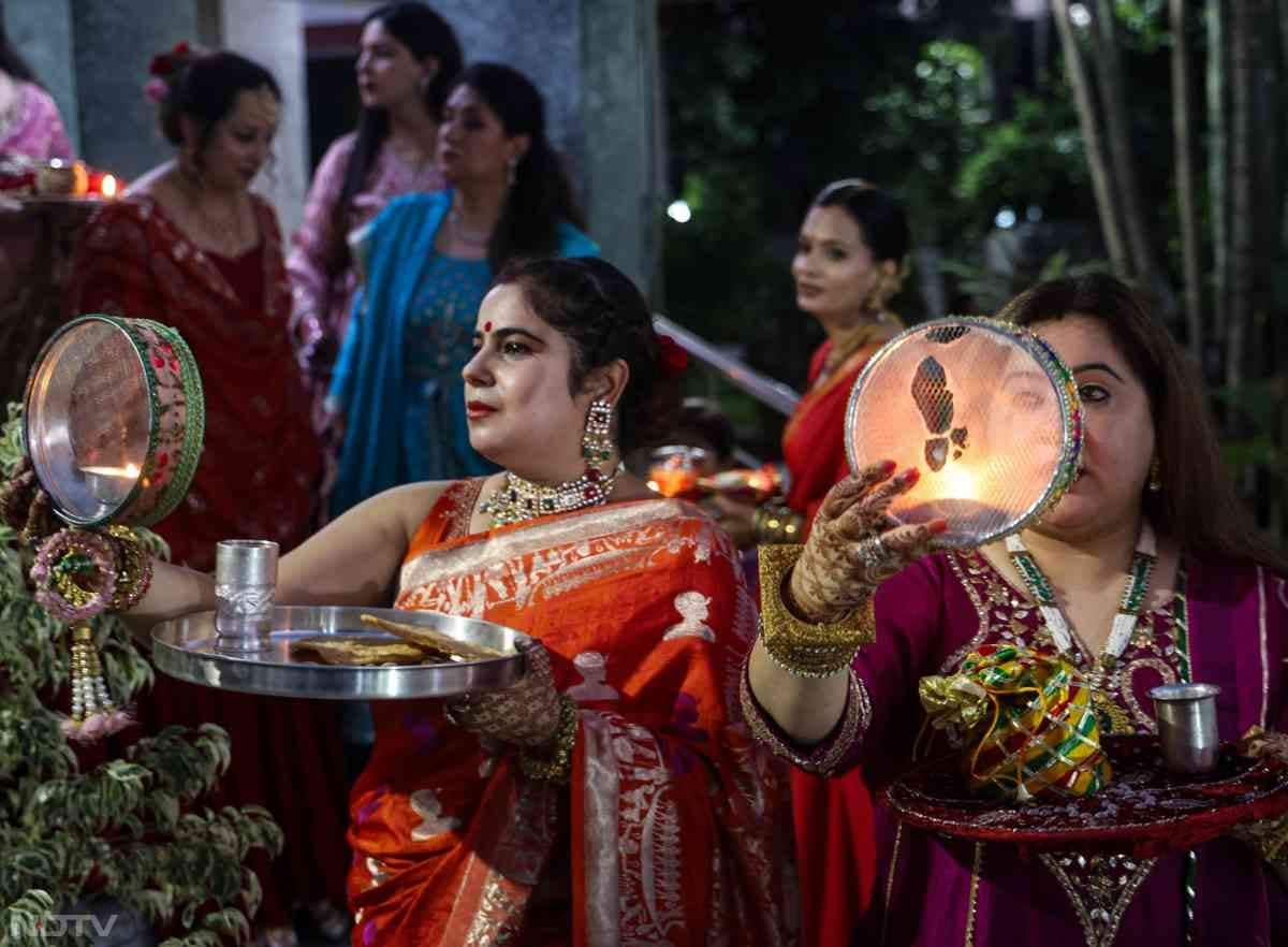 जम्‍मू में महिलाओं ने चांद को देखकर अपना व्रत खोला.