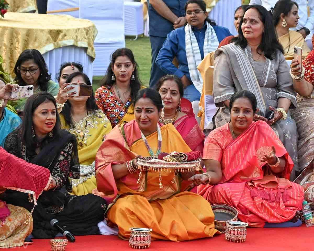 दिल्‍ली की मुख्‍यमंत्री रेखा गुप्‍ता ने भी करवा चौथ सेलिब्रेट किया.