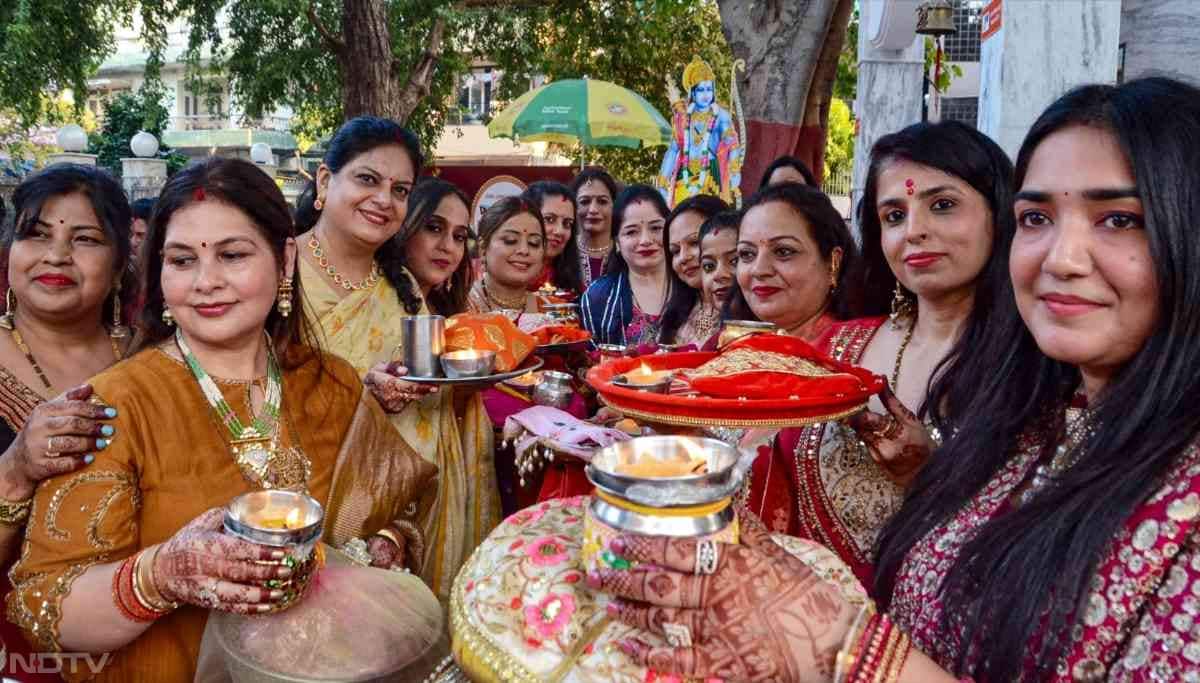 कानपुर में भी महिलाओं ने श्रृंगार किया और करवा चौथ मनाया.