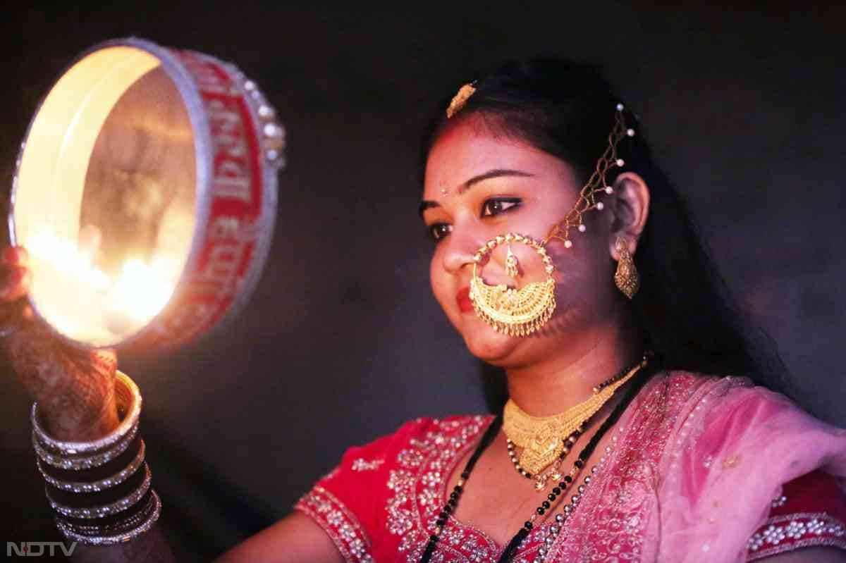महिलाओं ने चांद नजर आने के बाद अर्घ्‍य देकर अपना व्रत खोला.