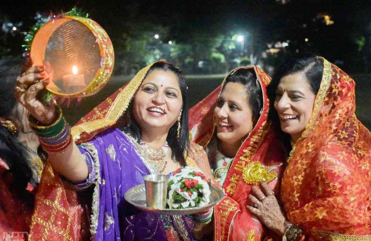 उत्तर प्रदेश के मुरादाबाद में भी महिलाओं ने उत्‍साह से चांद का दीदार किया.