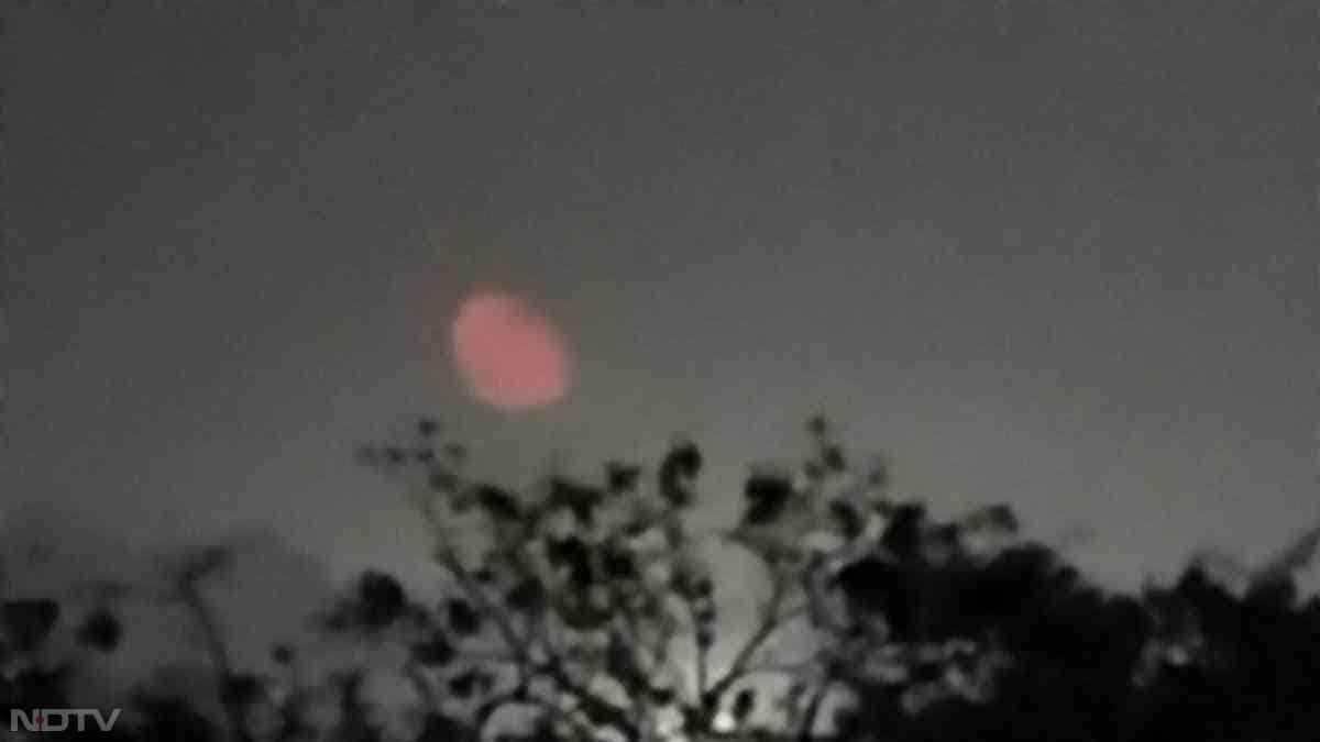 चांद नजर आने के साथ ही उन्‍होंने परंपरागत तरीके से पूजा-अर्चना कर चांद को अर्घ्‍य दिया और अपना व्रत खोला.