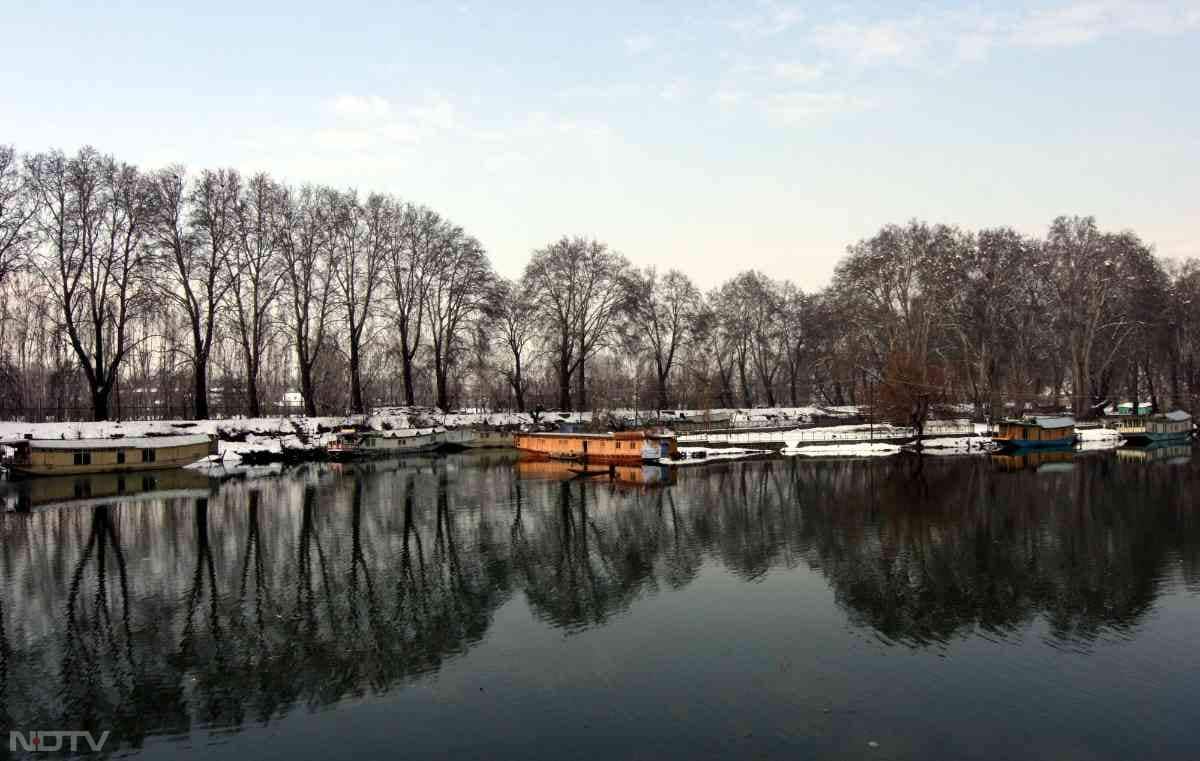 नवंबर महीने खत्म होते-होते कश्मीर का मौसम और सुंदर साथ ही ठंडा भी हो जाता है.