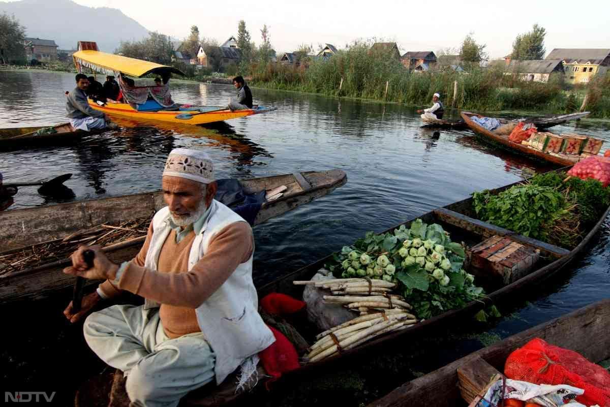 जनवरी के दौरान यहां की डल झील पूरी तरह से जम जाती है.