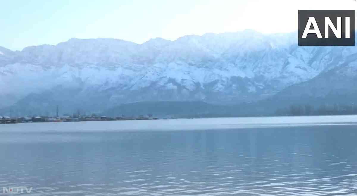 कश्मीर की वादियां इस वक़्त बर्फ की चादर में लिपटी ऐसी दिख रही हैं जैसे किसी तस्वीर में क़ैद की गई हों. गुलमर्ग, पहलगाम, भद्रवाह और पटनीटॉप में बर्फ ने पूरे माहौल को बेहद रोमांटिक बना दिया है.