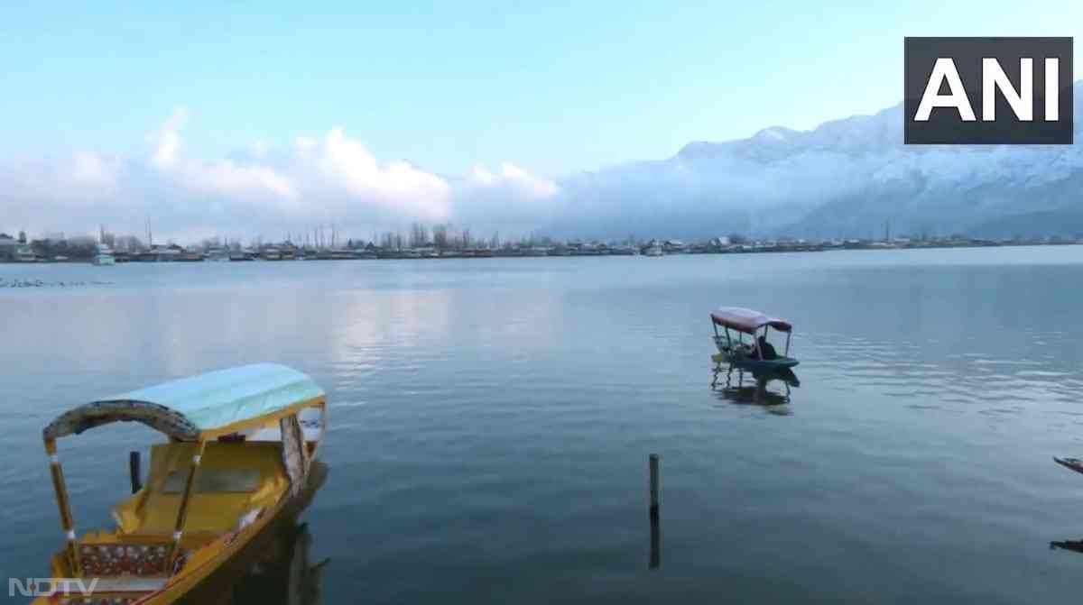 पटनीटॉप, नाथाटॉप, सनासर, बटोट, बनीहाल, गूल और ऊपरी इलाकों में लगातार दो दिनों तक भारी बर्फ गिरी, जिसने लंबे सूखे दौर को खत्म कर दिया.  डोडा के भलेसा क्षेत्र में मैदानी हिस्सों में 1 फुट, जबकि ऊपरी इलाकों में 2-3 फुट तक बर्फ जमी.