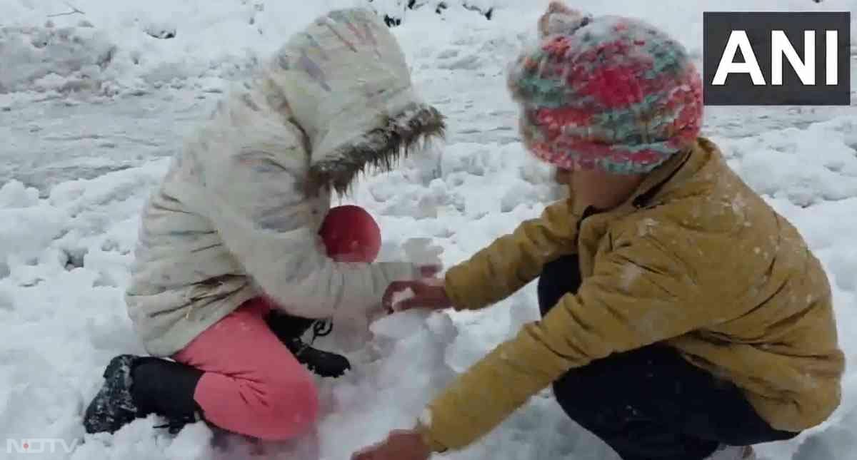 घाटी का दीदार करने पहुंचे पर्यटक भी बर्फबारी को देख खुशी से झूम उठे. बर्फबारी ने घाटी में पर्यटकों की आमद भी बढ़ा दी है. बच्चे बर्फ में खेलते हुए नजर आए.