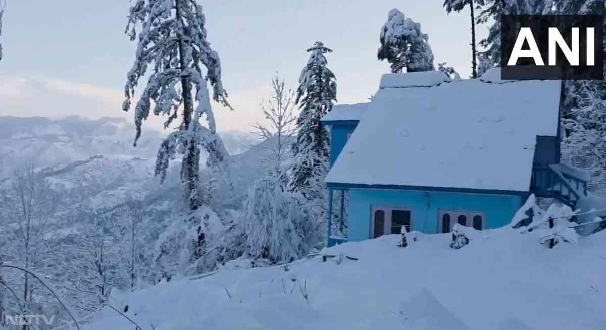 पटनीटॉप, नाथाटॉप, सनासर, बटोट समेत बनीहाल, गूल और ऊपरी इलाकों में दूसरी रात भी लगातार बर्फ गिरती रही, जिससे जनजीवन ठप जैसा हो गया.