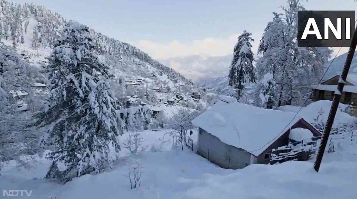 लगातार बर्फबारी और फिसलन के कारण जम्मू-श्रीनगर हाईवे (NH‑44) दूसरे दिन भी बंद रहा, और ट्रैफिक को ऊधमपुर व रामसू के सुरक्षित स्थानों पर रोक दिया गया.