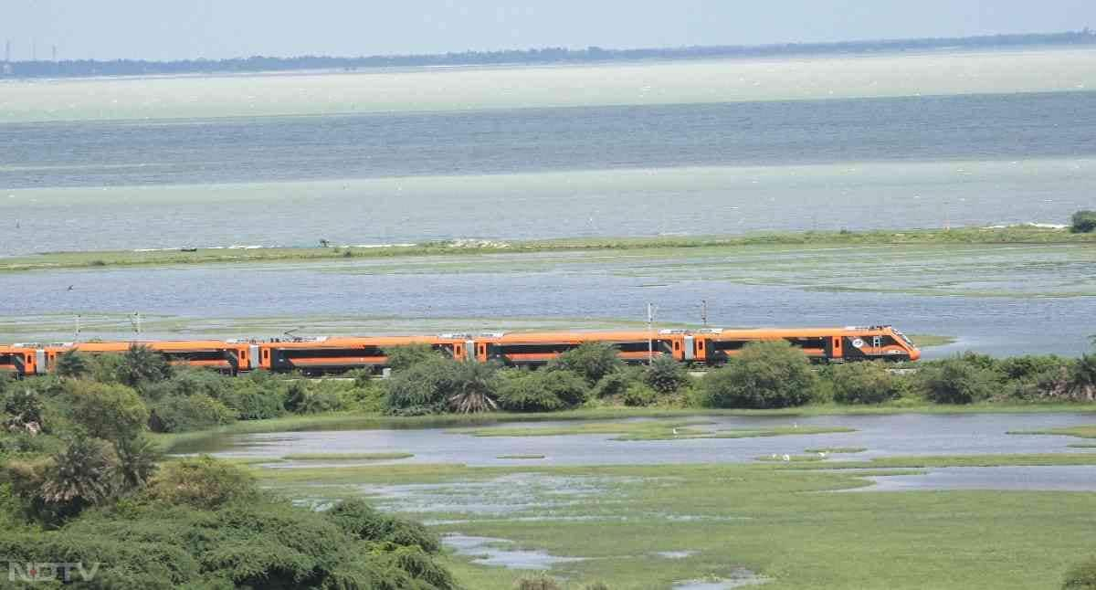 Photos : बर्फ नहीं रोक पाएगी रास्ता, कश्मीर की वादी में रफ्तार भरने के लिए वंदे भारत ट्रेन तैयार