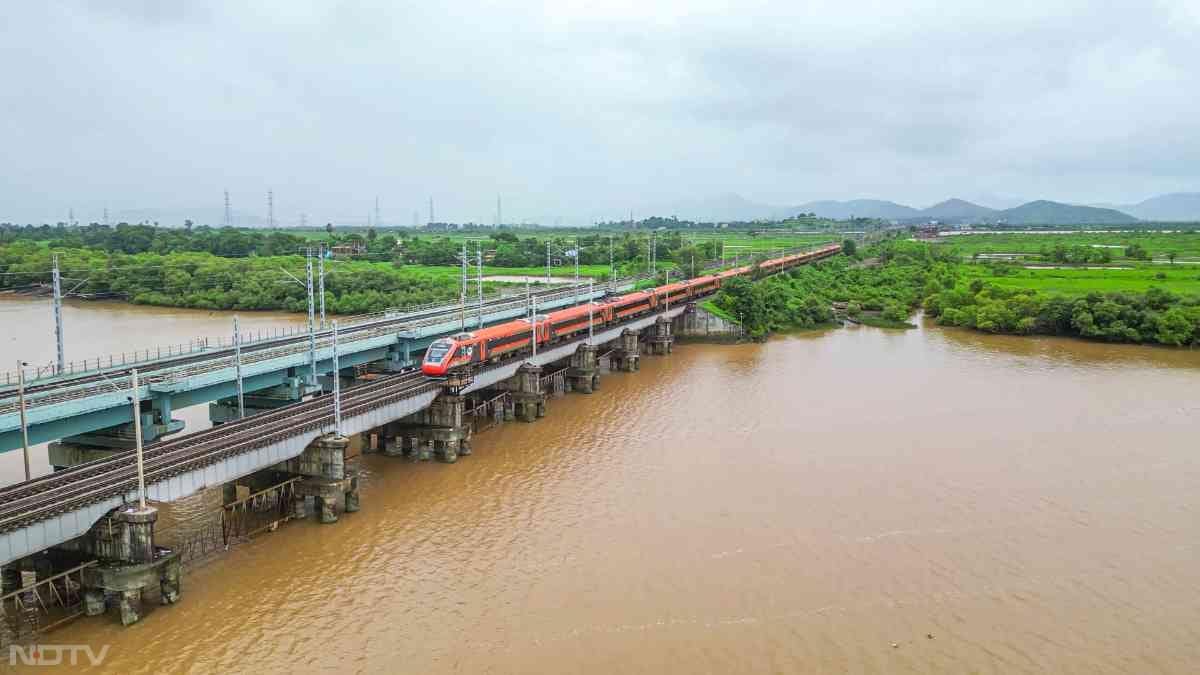 Photos : बर्फ नहीं रोक पाएगी रास्ता, कश्मीर की वादी में रफ्तार भरने के लिए वंदे भारत ट्रेन तैयार