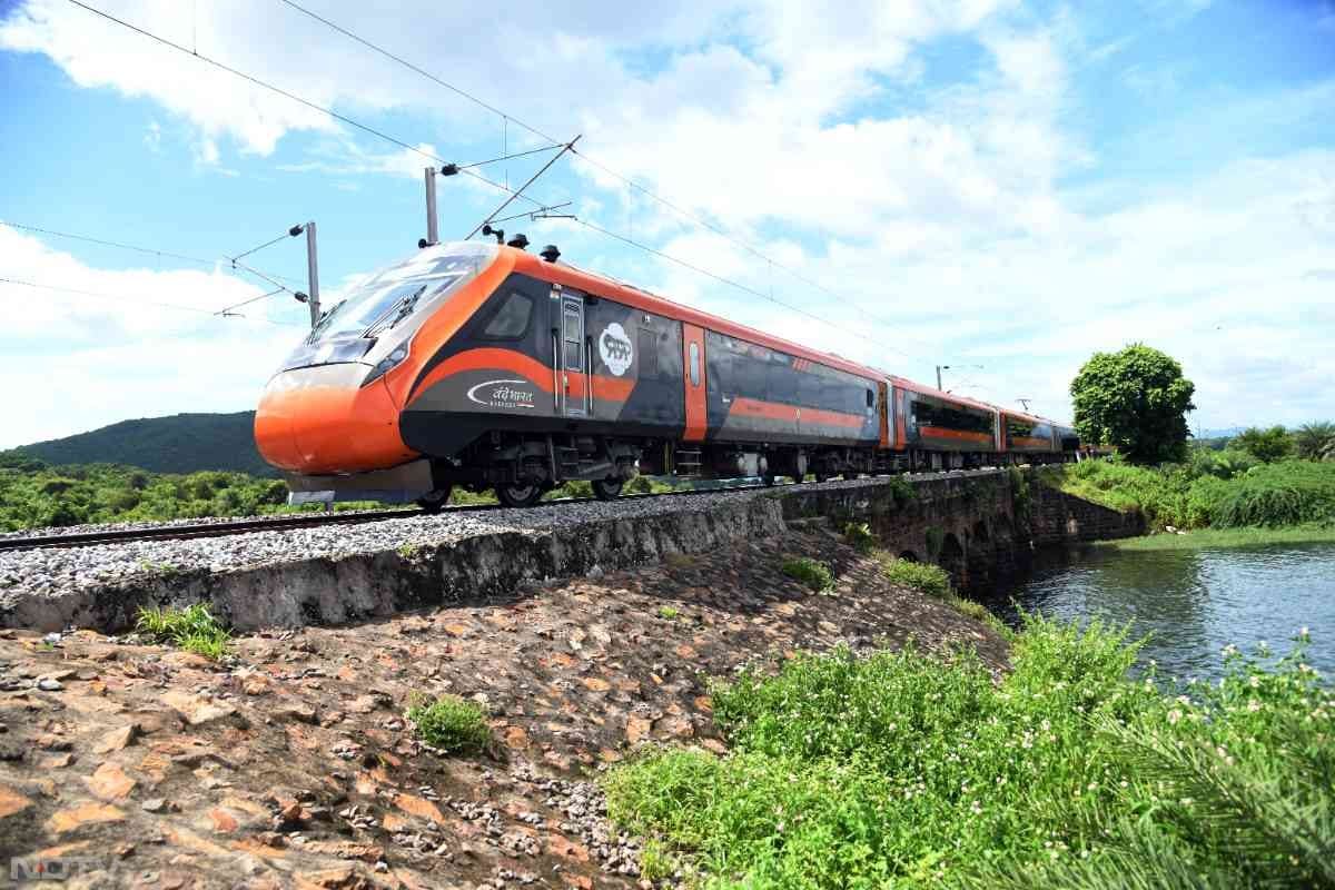 Photos : बर्फ नहीं रोक पाएगी रास्ता, कश्मीर की वादी में रफ्तार भरने के लिए वंदे भारत ट्रेन तैयार